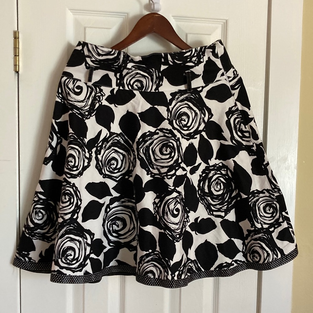 Beautiful boutique brand black and white Skirt demure